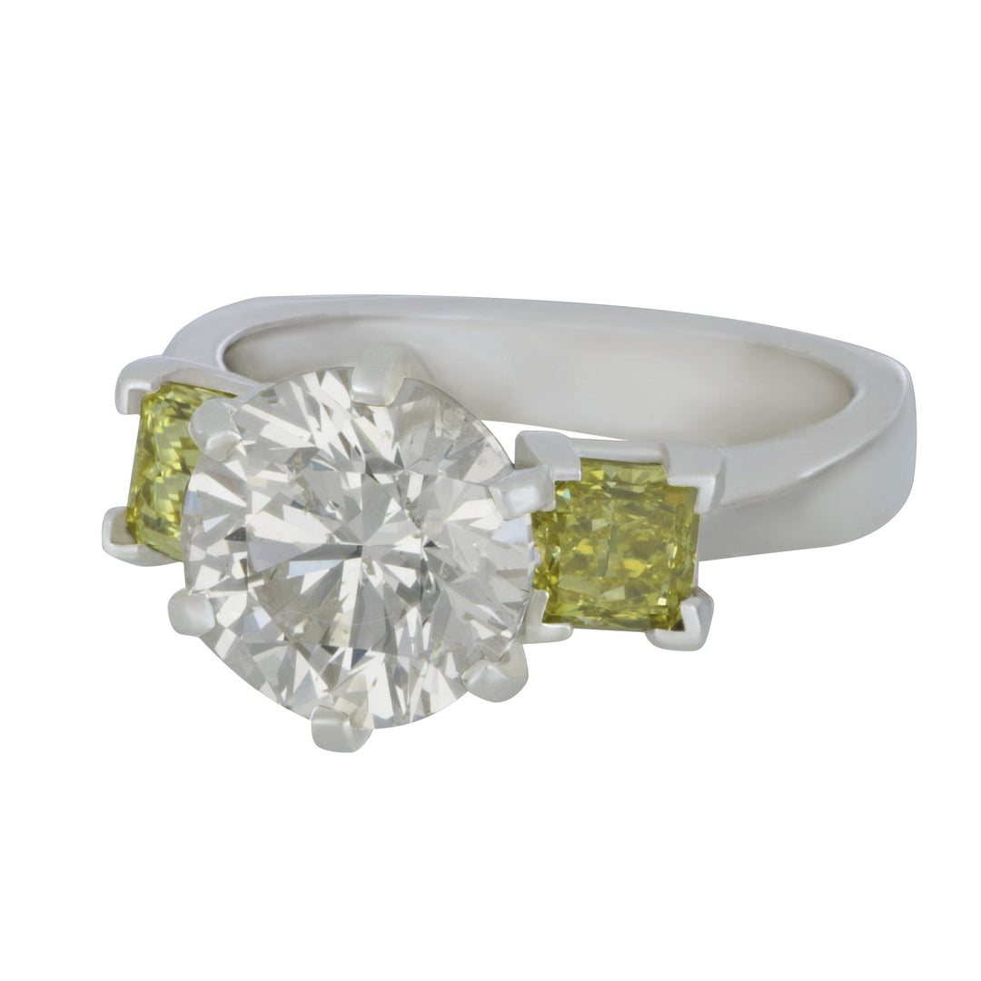 18k White Gold Diamond engagement ring with two yellow diamond side stones (RD CTR D=5.10CT I/I1 2PCD=1.50TW FLY/VS1 RG SZ8)