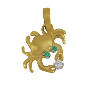 14 karat Yellow Gold Small Crab with Emerald Eyes Pendant, D=0.05tw